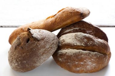 Üç farklı somun ekmek beyaz arka plan üzerinde