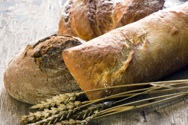 Eski ahşap arka plan kulaklara buğday ekmek