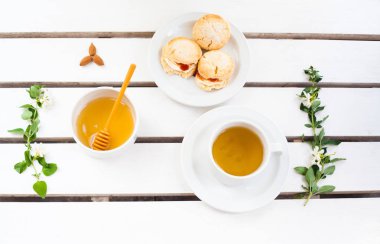 Çörek ve çay.