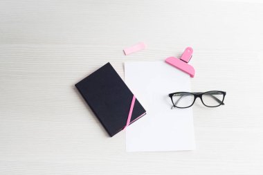 Üstten Görünüm Ofis Masası. Defter ve beyaz masa gözlük.