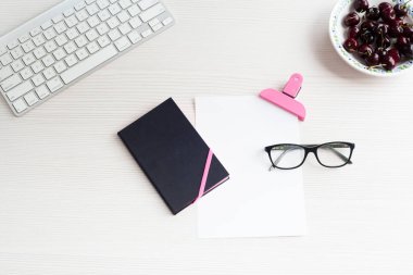 Üstten Görünüm Ofis Masası. Defter ve beyaz masa gözlük.