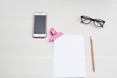 Üstten Görünüm Ofis Masası. Telefon ve kağıt üzerinde beyaz masa.