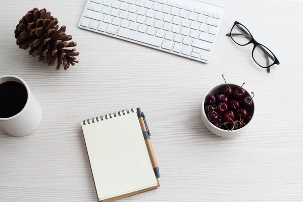 Üstten Görünüm Ofis Masası. Defter, kahve ve beyaz masa gözlük.