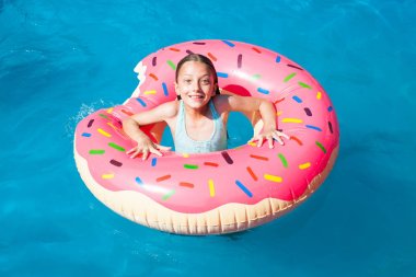 Renkli şişme çörek sürpriz kız