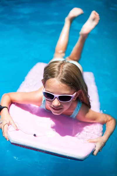 Meisje op de surfplank — Stockfoto