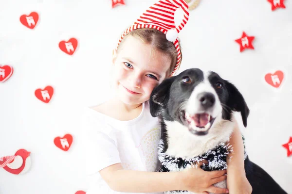 Mutlu kız ve köpek Noel