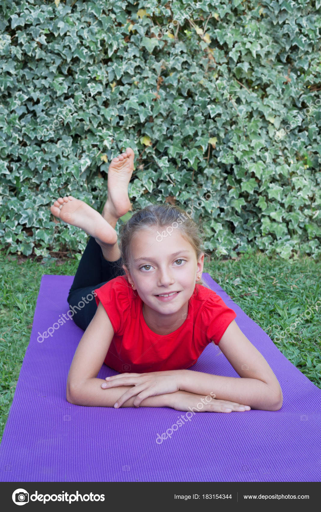 Kleines Mädchen macht Yoga-Übungen - Stockfotografie: lizenzfreie Fotos ...