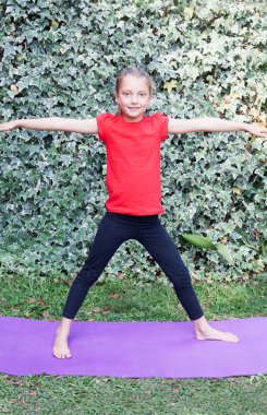 Küçük kız Yoga egzersiz yaparak