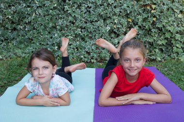 Küçük kız Yoga egzersiz yaparak