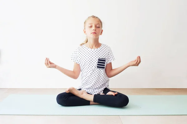 Küçük kız Yoga egzersiz yaparak