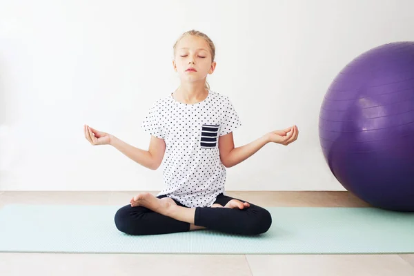 Küçük kız Yoga egzersiz yaparak
