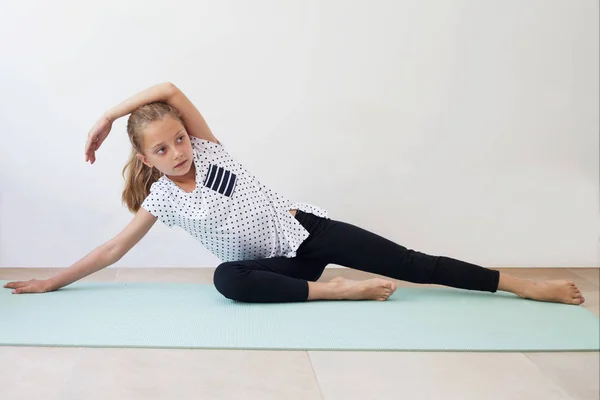 Küçük kız Yoga egzersiz yaparak