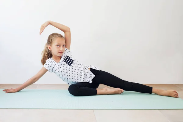 Küçük kız Yoga egzersiz yaparak