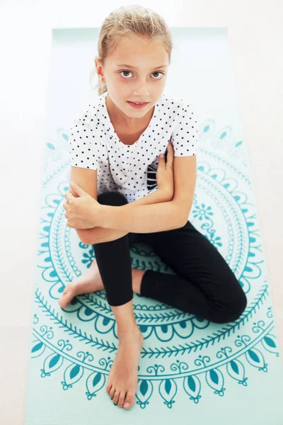 Küçük kız Yoga egzersiz yaparak