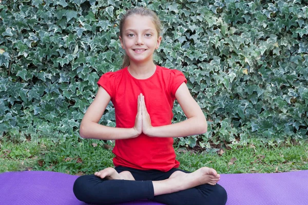 Küçük kız Yoga egzersiz yaparak