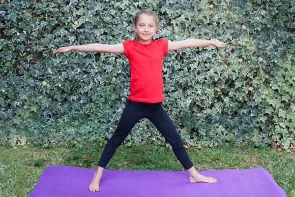 Küçük kız Yoga egzersiz yaparak