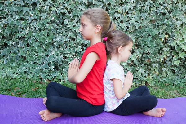 Küçük kız Yoga egzersiz yaparak
