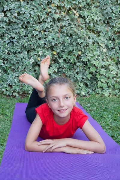 Küçük kız Yoga egzersiz yaparak