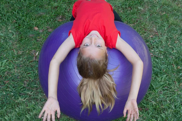 Küçük kız Yoga egzersiz yaparak