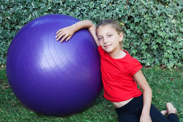 Küçük kız Yoga egzersiz yaparak