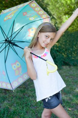 Bir şemsiye ile mutlu küçük kız 
