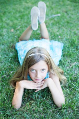 Mutlu küçük kız parkta