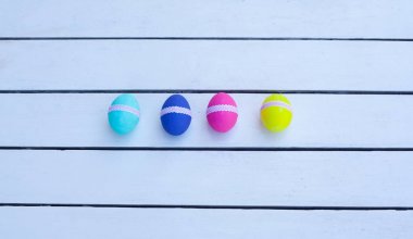 Paskalya yumurtaları canlı renklerde boyanmış