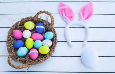 Paskalya sepeti ve bunny kulaklar