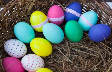 Sepette renkli paskalya yumurtaları 