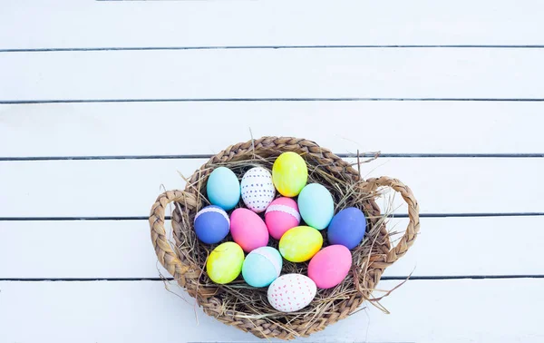 Ovos de páscoa coloridos na cesta — Fotografia de Stock