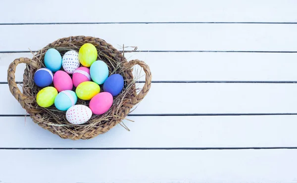 Ovos de páscoa coloridos na cesta — Fotografia de Stock