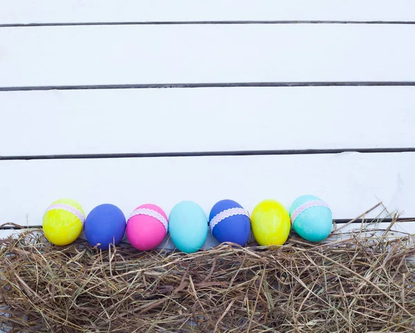 Ovos de Páscoa pintados em cores vibrantes — Fotografia de Stock