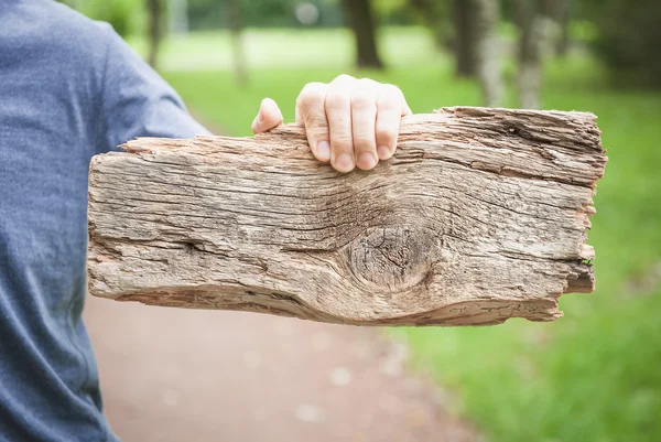 Mann hält leeres Holzbrett. Vorlage gefälscht — Stockfoto