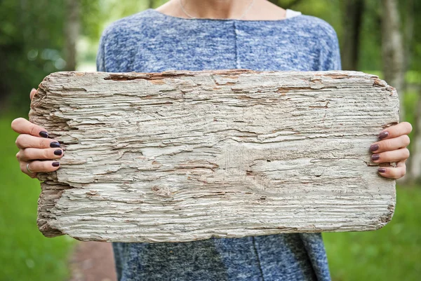 Donna con tavola di legno vuota. Modello di modello up — Foto Stock