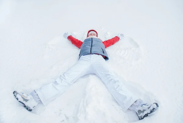 Lycklig kvinna att ha kul på snö i vinter — Stockfoto