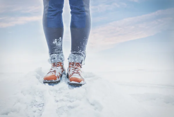 Pernas de viajante em pé na neve ao ar livre. Viagem e descoberta — Fotografia de Stock