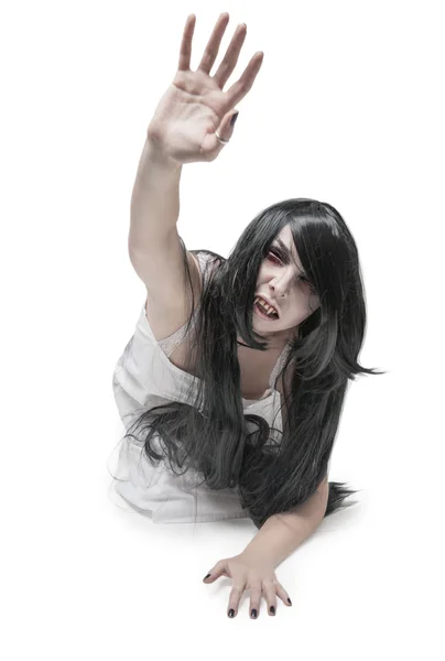 神秘的吸血鬼女人穿着白色长衬衫 — 图库照片