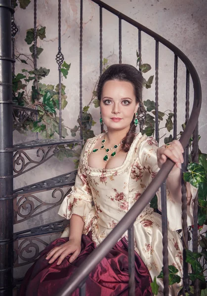 Mulher bonita em vestido medieval histórico velho — Fotografia de Stock