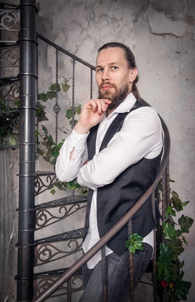 Retrato de homem bonito com barba — Fotografia de Stock