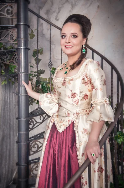 美丽的女人，在旧历史中世纪连衣裙 — 图库照片