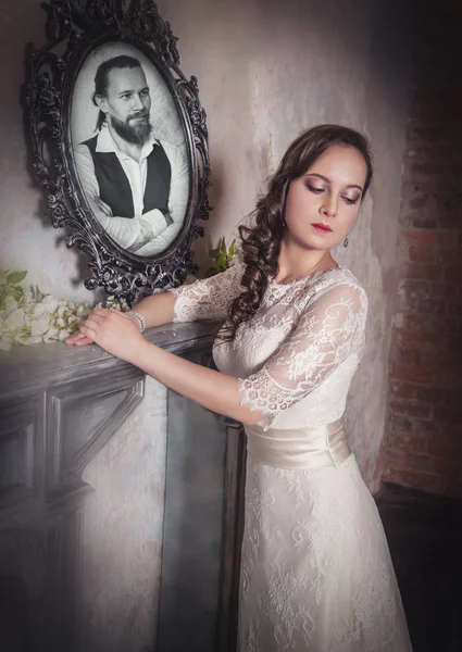 Schöne Frau im langen Hochzeitskleid — Stockfoto