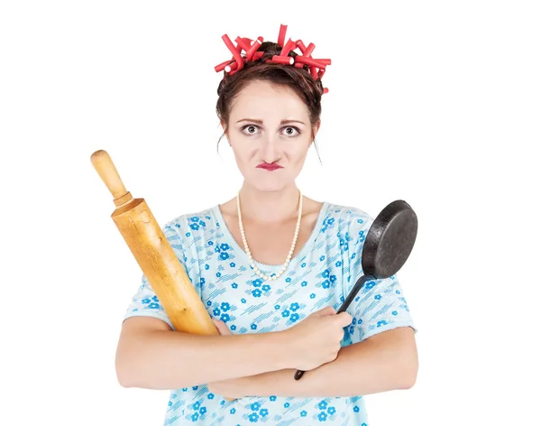 Folle femme au foyer drôle avec rouleau à pâtisserie et poêle — Photo