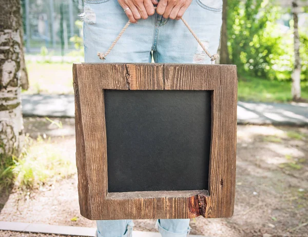 Γυναίκα που κρατά chalkboard άδειο με ξύλινο πλαίσιο. Πρότυπο Mock — Φωτογραφία Αρχείου