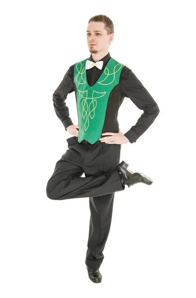 Jeune homme en costume pour la danse irlandaise isolé — Photo