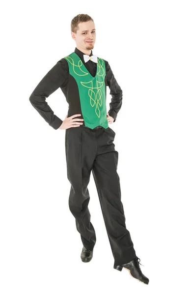 Jeune homme en costume pour la danse irlandaise isolé — Photo