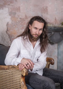 Uzun saç ve sakal ile yakışıklı adam portresi