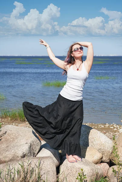 Glad ung vacker kvinna som står nära havet — Stockfoto