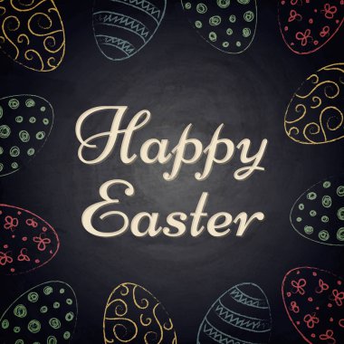 Kara tahta üzerinde renkli yumurtalı Paskalya arka plan
