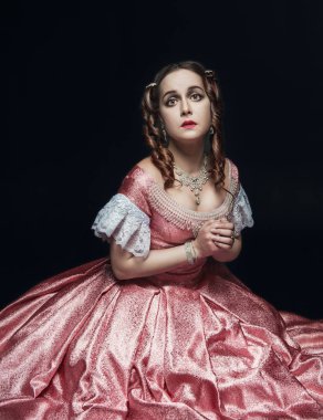 Siyah Ortaçağ elbiseli genç güzel kadın