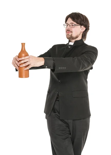 Молодий священик з пляшкою алкоголю ізольований — стокове фото